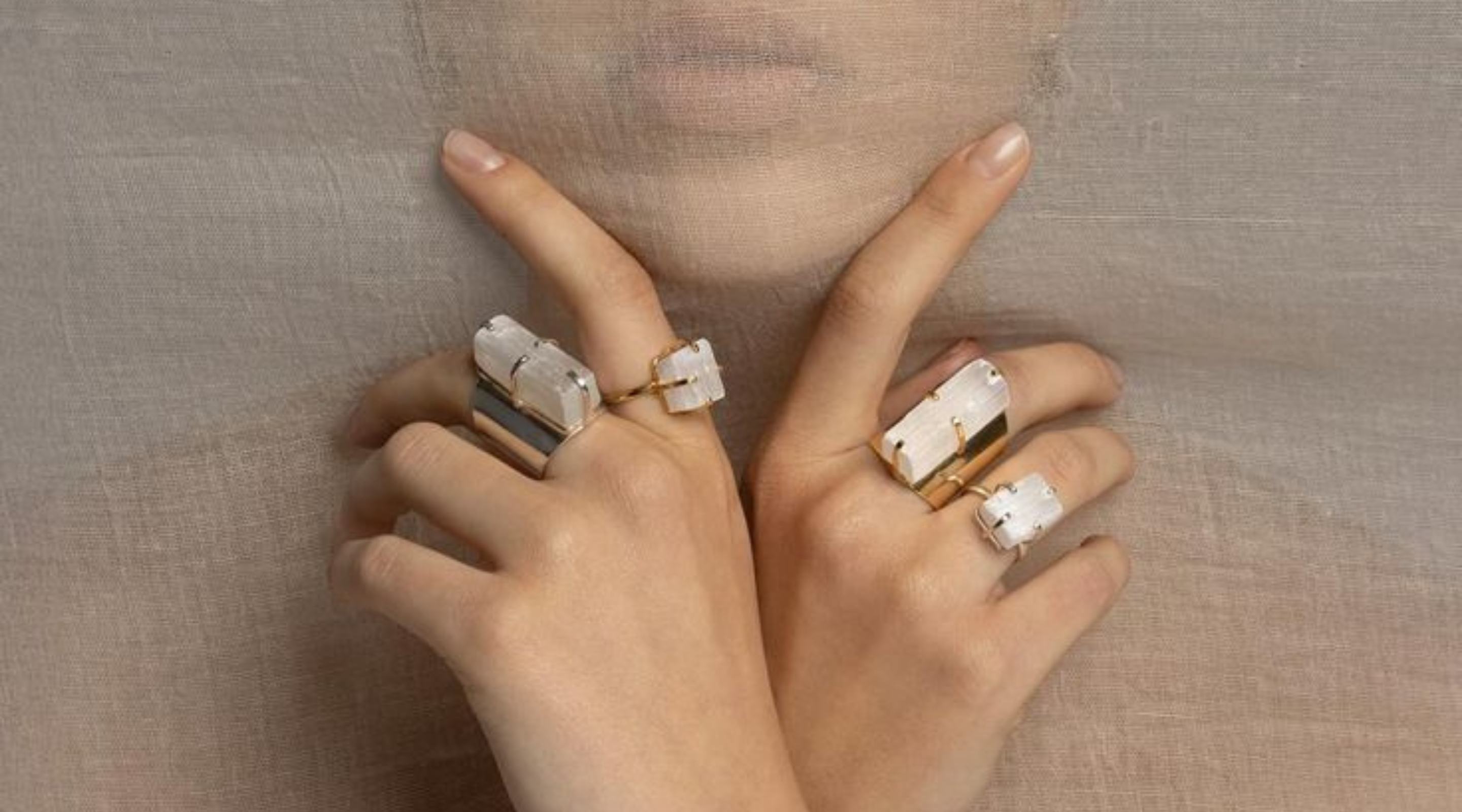 Manos cruzadas con anillos