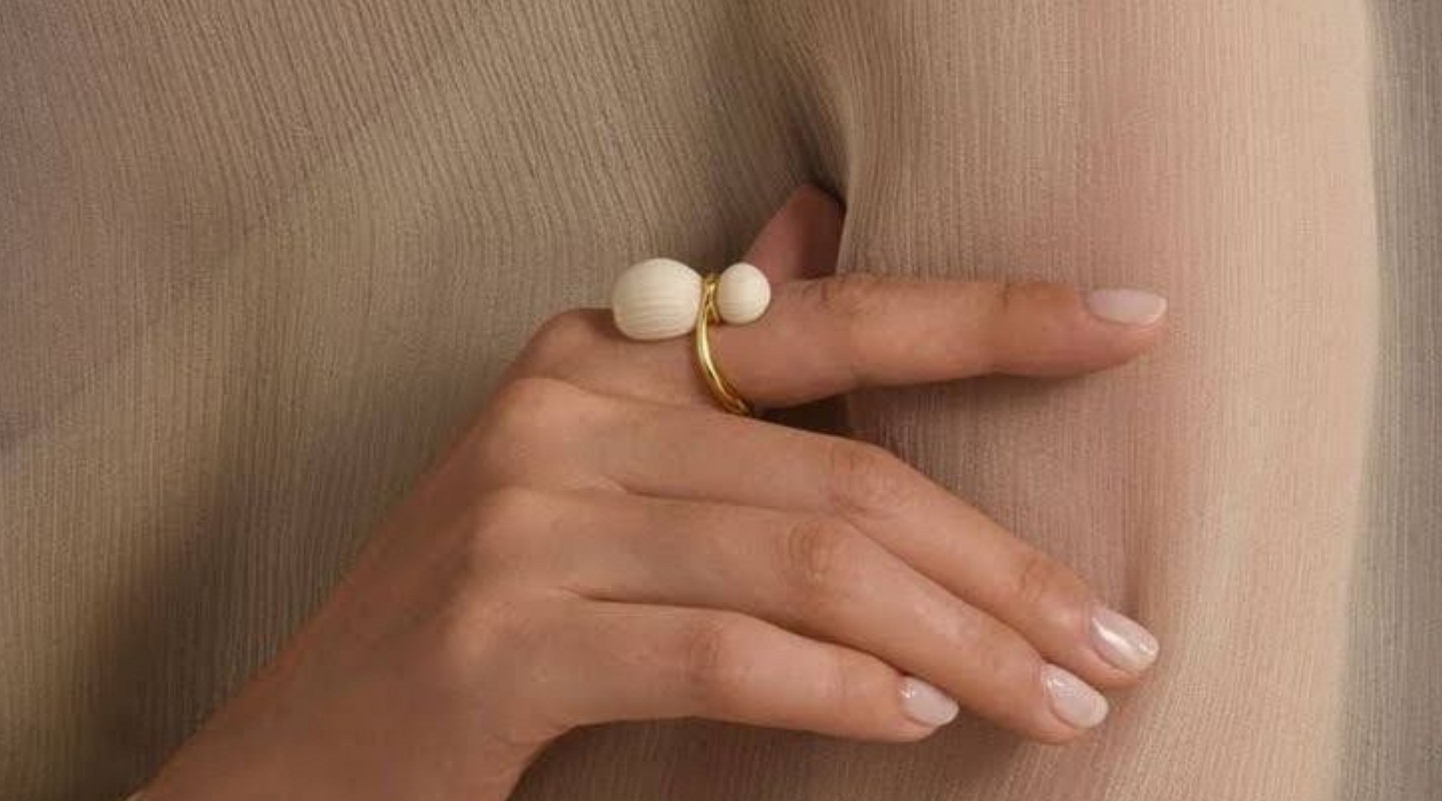 Anillo dorado sobre arena
