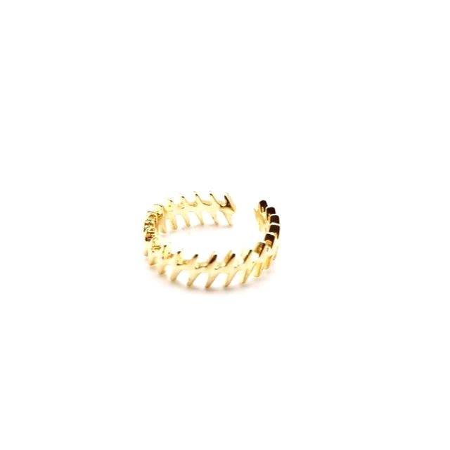 Anillo dorado en espina abierta