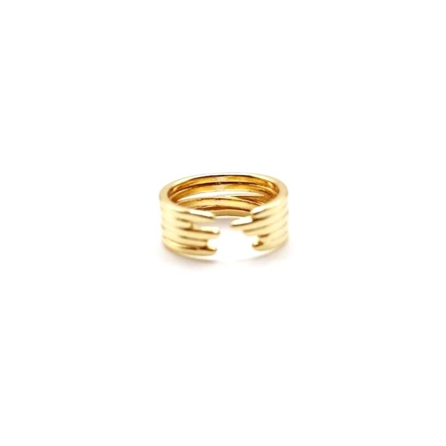 Anillo dorado líneas paralelas