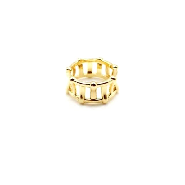 Anillo dorado estructura geométrica