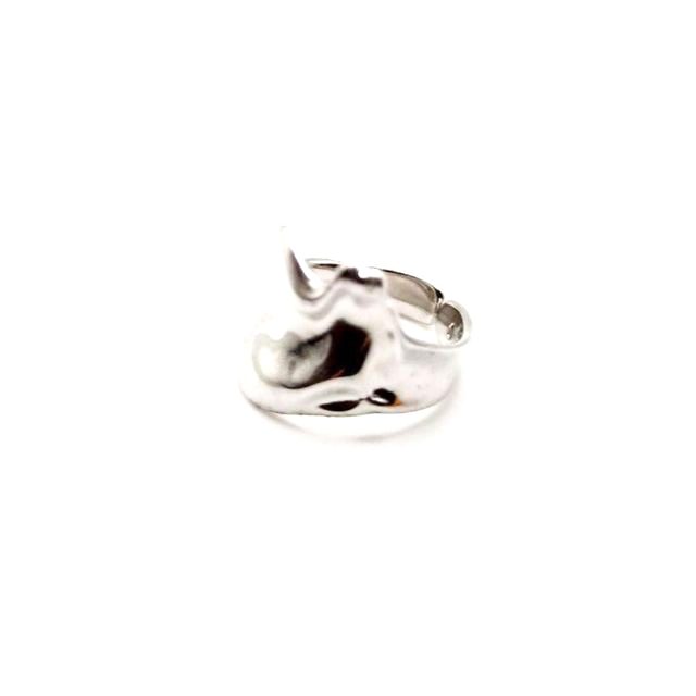 Anillo escultural plateado fluido