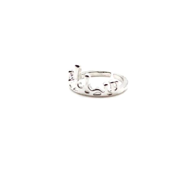 Anillo plateado con diseño calado fluido