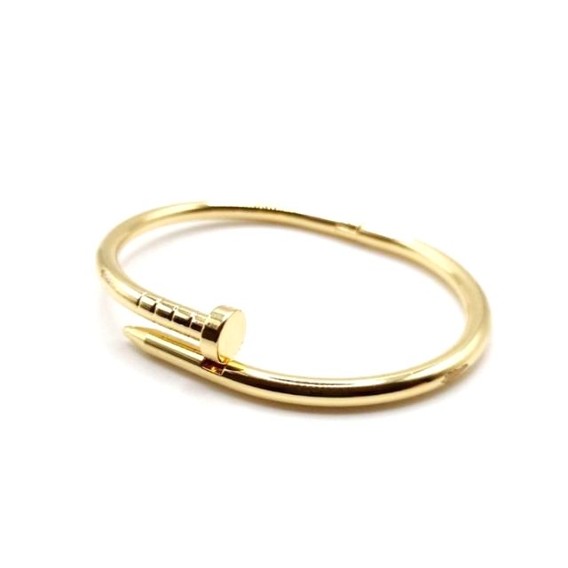 Brazalete tipo clavo dorado